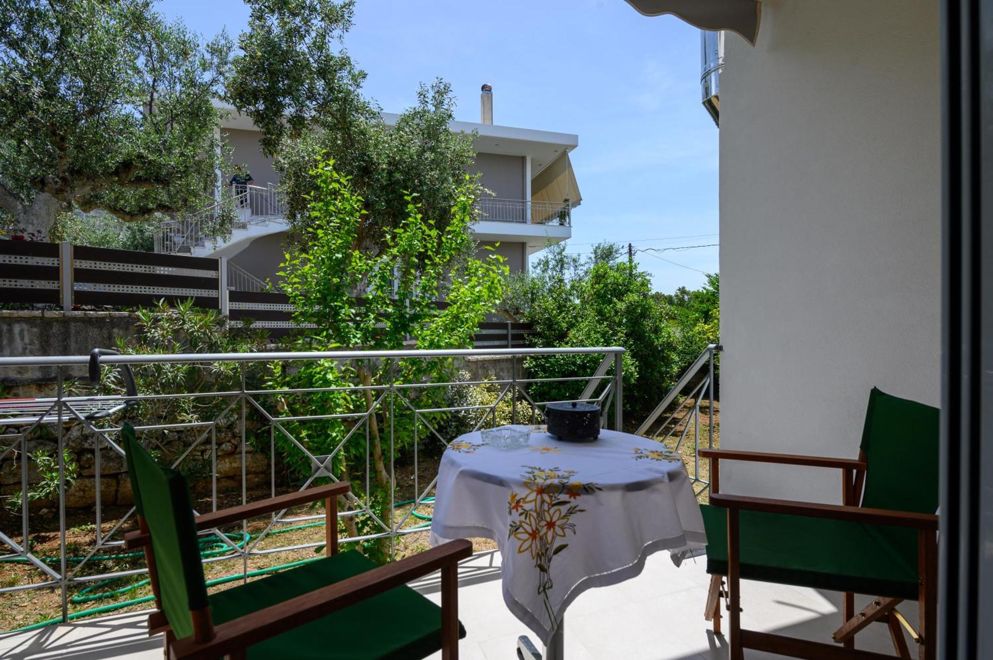 Chic Apartment In Nature, 5-Min Walk To The Beach كالاماتا المظهر الخارجي الصورة